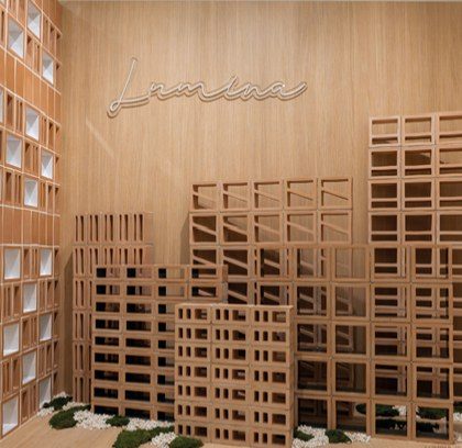 Elemente ceramice decorative Lumina Brick pe perete de Clunia natural 100x100 — Durstone