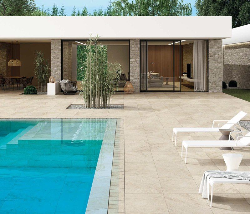 Bordură și plajă de piscină din elemente ceramice, colecțiile Urban Bone, Greige și Sand — Fanal