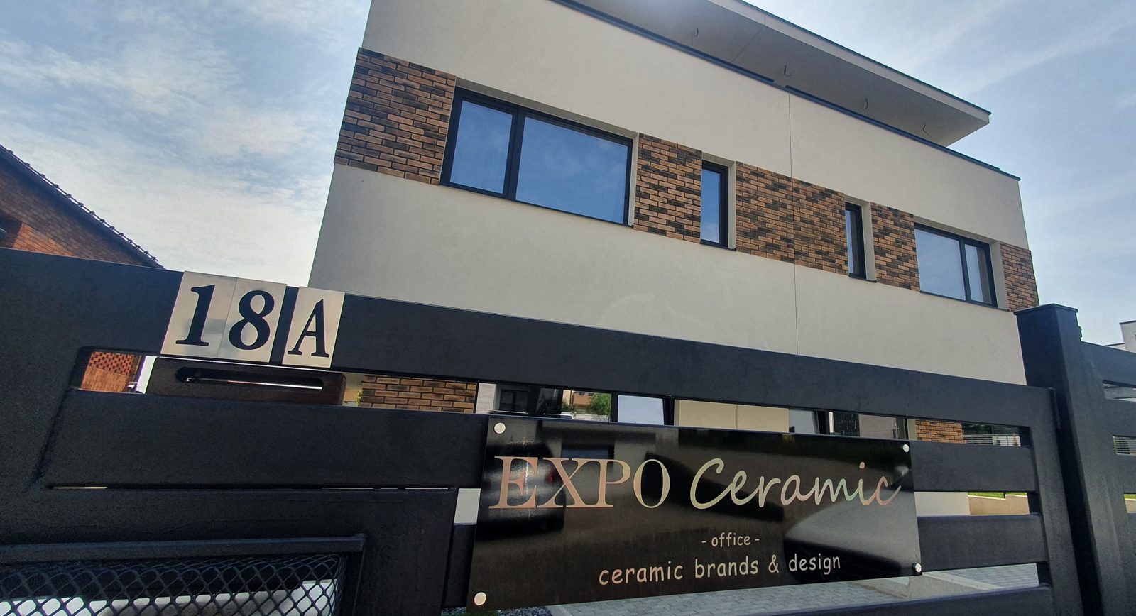 Fațada showroom-ului Expo Ceramic de pe Strada Răchitei 18A, Cluj-Napoca